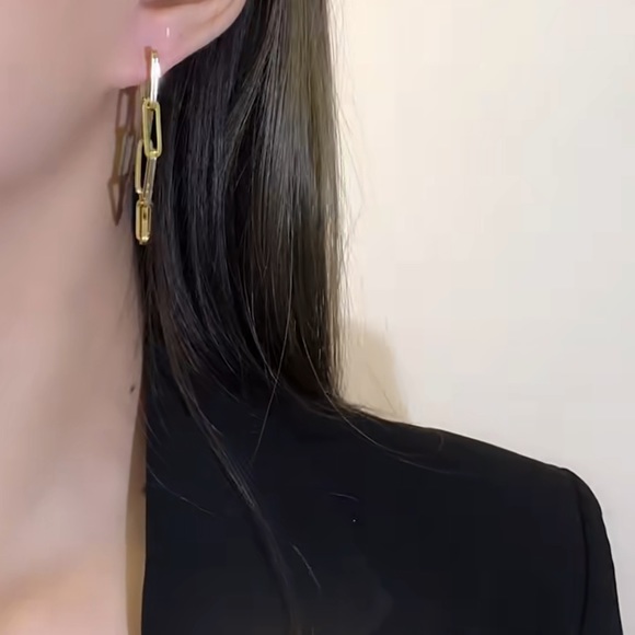 earring - Picture 2 of 4